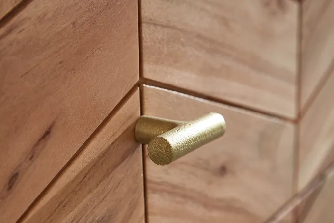 Massivholz Schubladenkommode 90cm Akazie Natur Kommode mit 3 Schubladen Sideboard Metall gold